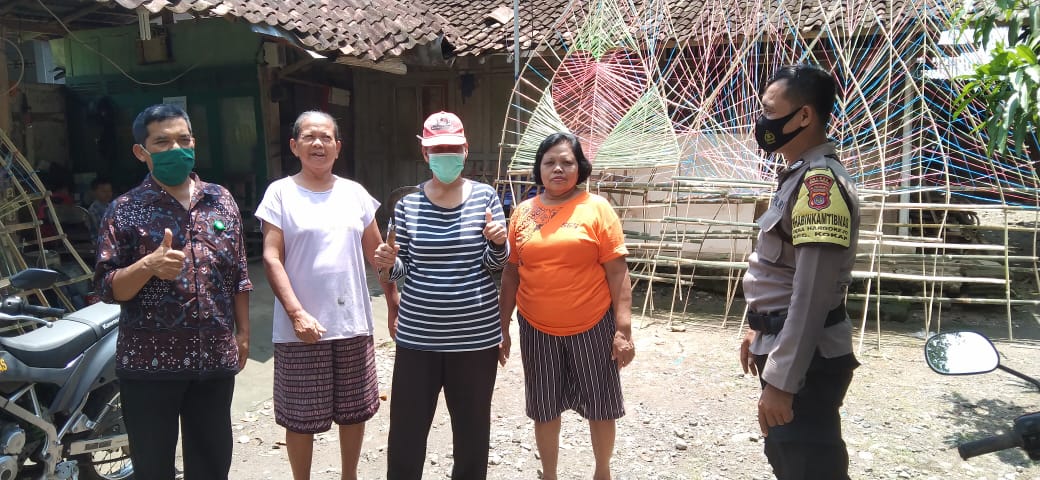 PJ Lurah Hargorejo dan Bhabinkamtibmas Monitoring Persiapan Pacak Sepuran